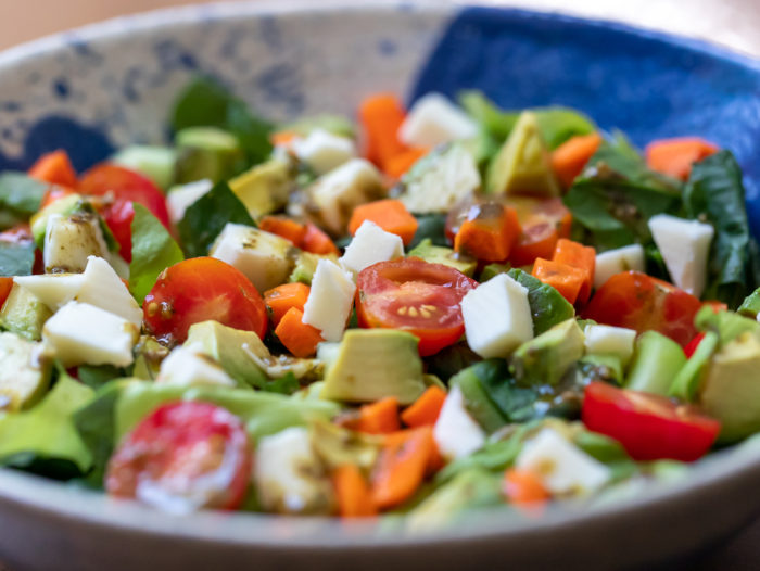 Ensalada de Aguacate con Verduras y Aderezo de Pesto