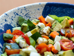 Ensalada de Aguacate con Verduras y Aderezo de Pesto