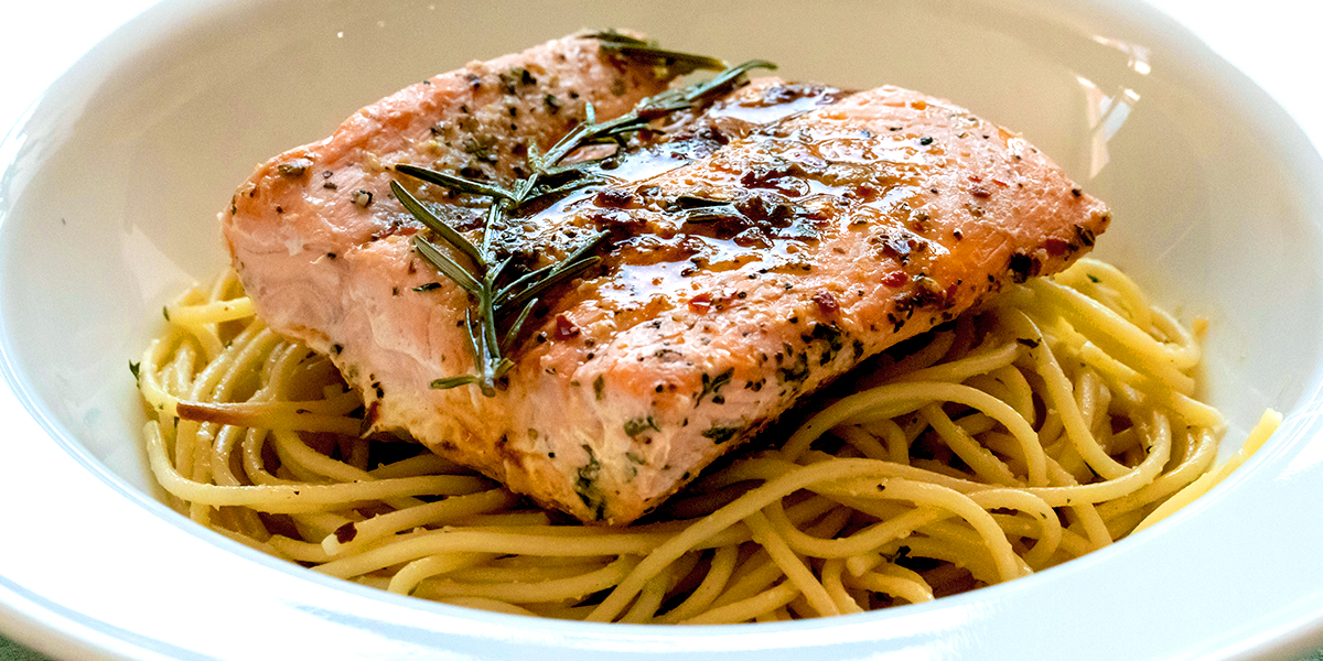 Pasta con Salmón, Romero y Ensalada Multicolor